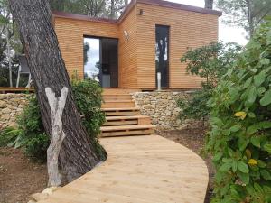 B&B / Chambres d'hotes Sous les pins : Chalet