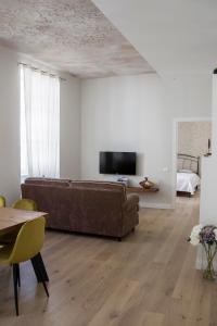 Vintage Home Como Lake