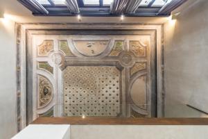 Exquisite pied-à-terre with balcony