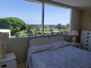 Apartment room in Condo Living Downtown Mountain Views