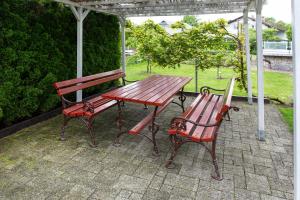 Orchid room for 2, Skylight room for 2