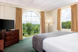 King Suite with Spa Bath room in Savannah House Hotel