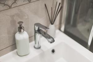 Mokotowska 67 Prywatne mieszkanie z balkonem w Centrum miasta i w pobliżu Ambasady USA Samodzielne Zameldowanie! Self Check-in System!