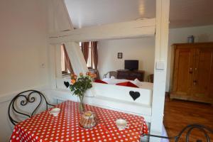 Appartements RIBEAUVILLE city center - Gite des Menetriers, LE RIESLING - : photos des chambres