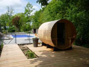 Maisons de vacances Workshop with shared pool for 2-6 in Semur en Auxois, Burgundy : photos des chambres