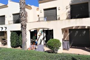 Townhouse overlooking the pool