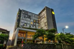 Yello Hotel Jemursari - Wonocolo