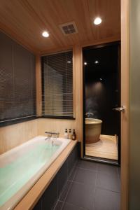 Kanade Kyoto-Hachijoguchi