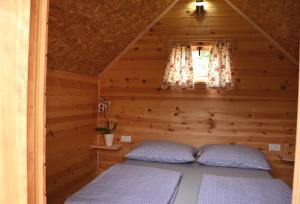 Small wooden houses and Apartments Zgornja Dobrava