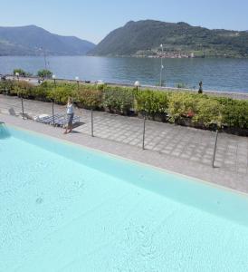 Vakantiehuis Lake Swimmimg Sale Marasino Itali&euml;