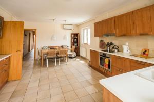 Family getaway, spacious and luxurious, sea view, terrace, next to Voula beach, 20min from center