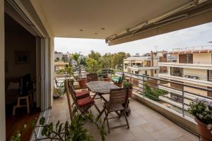 Family getaway, spacious and luxurious, sea view, terrace, next to Voula beach, 20min from center