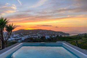 Three Βedroom Deluxe Villa with Plunge Pool'