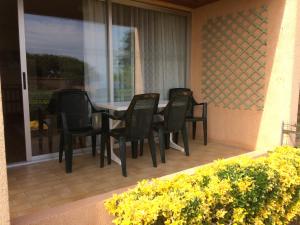 Hotels Hotel La Pinede : Appartement 1 Chambre Confort avec Terrasse - Vue sur Jardin