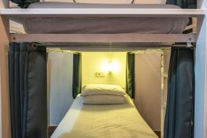 6-Bed Private Room Shared Bathroom room in Safestay Barcelona Gothic