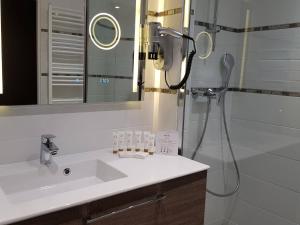 Hotels Le Trophee By M Hotel Spa : photos des chambres