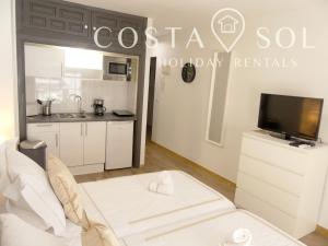 LA CARIHUELA TORREMOLINOS - STUDIO 2- COSTA SOL HOLIDAY RENTALS - 3hvězdičkové hotely ve městě Torremolinos