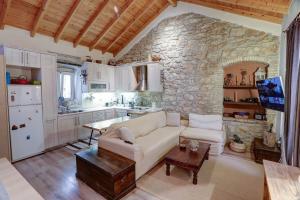 Luminous 2BD stone Apt in the alleys of Corfu town