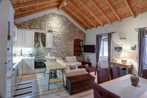 Luminous 2BD stone Apt in the alleys of Corfu town