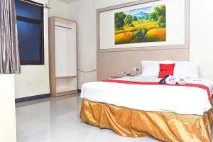 RedDoorz Plus near Sultan Hasanuddin Airport - Manda