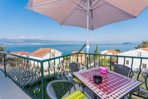 Two-Bedroom Apartment with Terrace and Sea View room in Apartments by the sea Slatine Ciovo - 1126