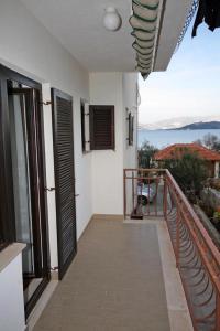 Three-Bedroom Apartment with Terrace and Sea View room in Apartments by the sea Slatine Ciovo - 1137