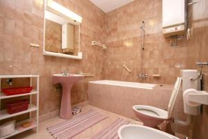 Two-Bedroom Apartment with Terrace and Sea View room in Apartments by the sea Povlja Brac - 2954