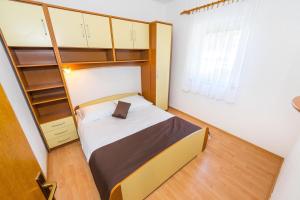 Two-Bedroom Apartment with Terrace and Sea View room in Apartments by the sea Vrsi - Mulo Zadar - 5951