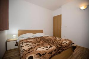 Two-Bedroom Apartment with Terrace and Sea View room in Apartments by the sea Supetarska Draga - Gornja Rab - 2003