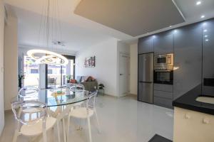 Playa Elisa Costa 819 - Pool view 400m from Mil Palmeras beach