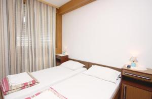 Two-Bedroom Apartment with Terrace room in Apartments with a parking space Murter - 5122
