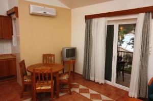 One-Bedroom Apartment with Balcony and Sea View room in Apartments by the sea Rogoznica - 3197
