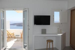 Suite with Private Balcony and Caldera View