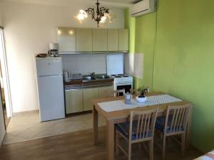 Apartments with a parking space Kampor Rab 17034