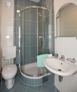 Two-Bedroom Apartment with Terrace and Sea View room in Apartments by the sea Igrane Makarska - 17292