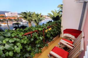 Double Room with Balcony and Sea View room in Apartments and rooms by the sea Vrboska (Hvar) - 540