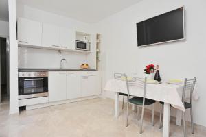 One-Bedroom Apartment with Balcony room in Apartments with a parking space Sutivan Brac - 752