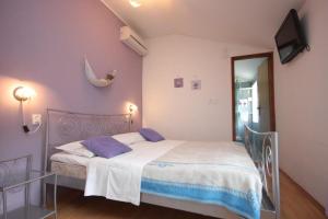 Double Room room in Apartments and rooms by the sea Vis - 2452