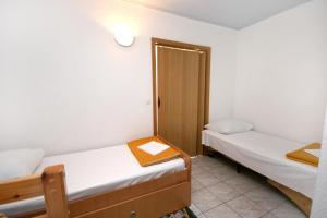 Two-Bedroom Apartment with Balcony and Sea View room in Apartments by the sea Promajna Makarska - 2673