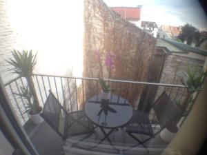 Studio flambant neuf, calme & balcon