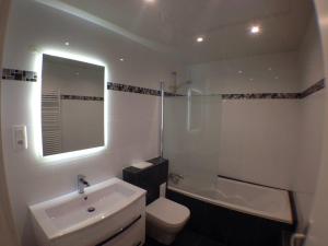 Studio flambant neuf, calme & balcon