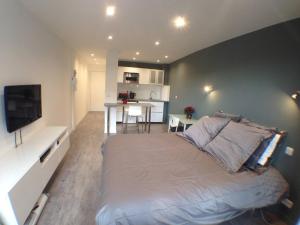 Studio flambant neuf, calme & balcon