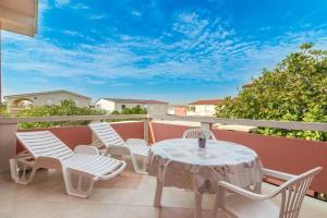 Apartments with parking space Vir - 16768