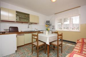 Apartments with parking space Kampor, Rab - 4984