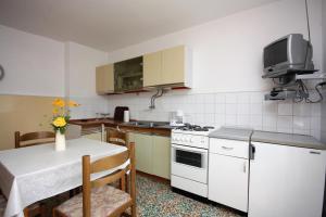 Apartments with parking space Kampor, Rab - 4984