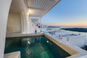 Cave Honeymoon Suite Hot Tub room in Iriana Suites