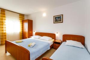 One-Bedroom Apartment with Terrace and Sea View room in Apartments with a parking space Kornic Krk - 5306