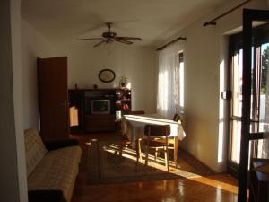 Apartments with a parking space Baska, Krk - 5412