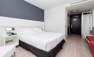 Premium Double Room with free airport shuttle room in Axor Feria