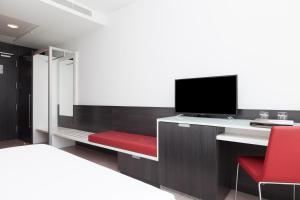 Triple Room with free airport shuttle room in Axor Feria